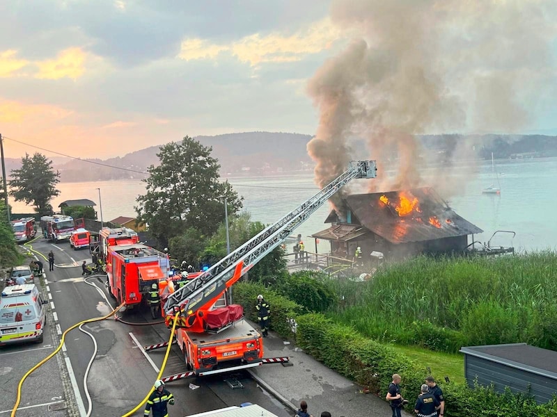 This boathouse fire near Maiernigg was probably caused by an electric boat. (Bild: zVg)