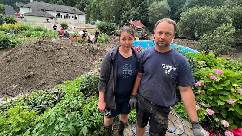 Katharina und Mario Zeppusch vor dem verwüsteten Garten.  (Bild: Elisa Aschbacher)