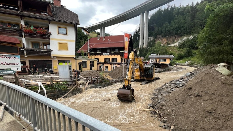 Hier ereigneten sich die Verklausungen. Die Wassermassen überfluteten den gesamten Ort.  (Bild: Elisa Aschbacher)