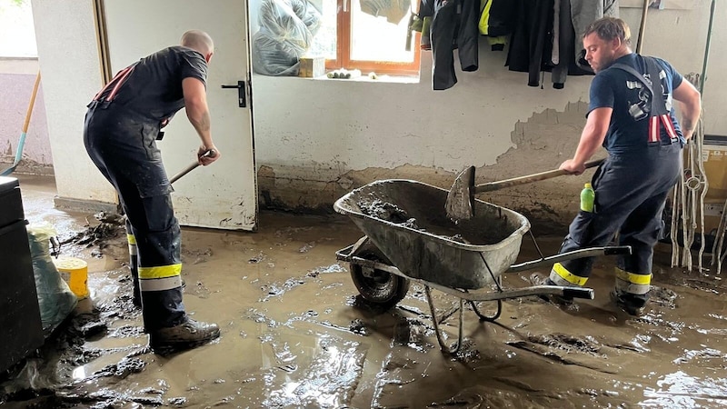 Wohnhäuser und Hotelbetriebe müssen von Schlamm befreit werden. Feuerwehren stehen im Dauereinsatz.  (Bild: Elisa Aschbacher)