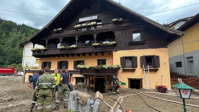 Der Gasthof Klammer muss wegen des enormen Schadens vorübergehend gesperrt werden.  (Bild: Elisa Aschbacher)