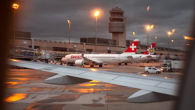 In Zurich, 132 flights were canceled due to the IT breakdown. (Bild: AFP/Fabrice COFFRINI)