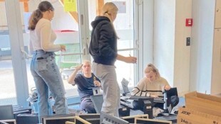 Die Schülerinnen und Schüler der HAK Wörgl halfen beim Verpacken.