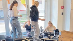 Die Schülerinnen und Schüler der HAK Wörgl halfen beim Verpacken.