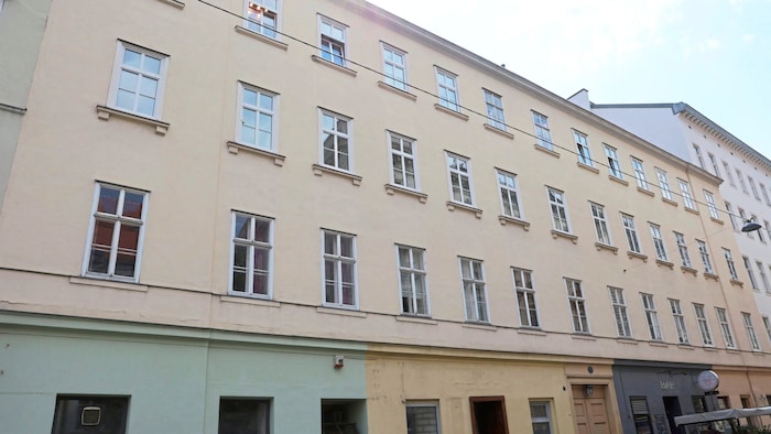 Was sich bei dem Polizei- und Rettungseinsatz in dieser Wiener Wohnung (oben) abgespielt hat, darüber gibt es zwei Versionen.