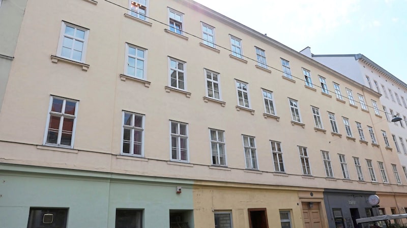 There are two versions of what happened during the police and rescue operation in this Vienna apartment (above). (Bild: Zwefo)