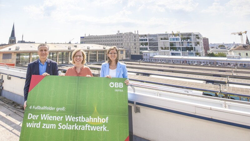 Gemeinderat Josef Taucher (SPÖ), Klimaschutzministerin Leonore Gewessler (GRÜNE) und ÖBB-CFO Manuela Waldner (v.l.)  (Bild: TOBIAS STEINMAURER)