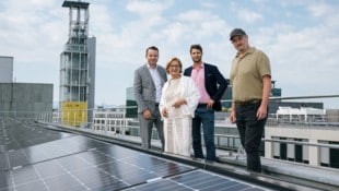 Christoph Reiter-Havlicek, Leiter der Abteilung Gebäudeverwaltung (li.), Landeshauptfrau Johanna Mikl-Leitner, Bauleiter Helmut Steigberger, Prokurist Felix Haselbacher (ausführende Firma EMC)  (Bild: NLK Pfeffer)