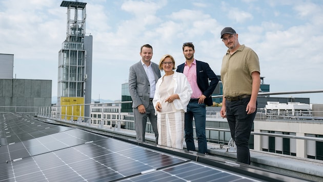 Christoph Reiter-Havlicek, Head of Building and Property Management (left), Governor Johanna Mikl-Leitner, Site Manager Helmut Steigberger, Authorized Signatory Felix Haselbacher (contractor EMC) (Bild: NLK Pfeffer)