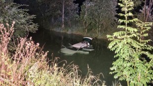 Das Auto eines Frankenmarkters musste aus der Vöckla geborgen werden.