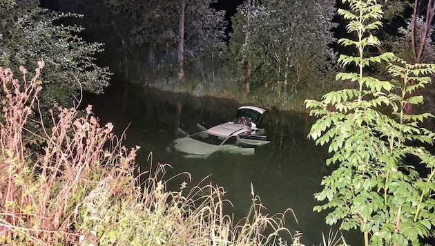 The car belonging to a man from Frankenmarkt had to be recovered from the Vöckla. (Bild: FF Vöcklamarkt)