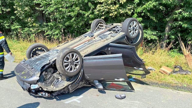 Crashed into a telephone pole, ended up on the roof after rolling over: The driver was injured in the wreck. (Bild: BFKDO Güssing)