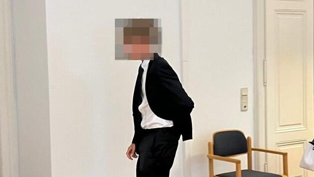 The young defendant came to his trial in a suit. (Bild: Anja Richter, Krone KREATIV)