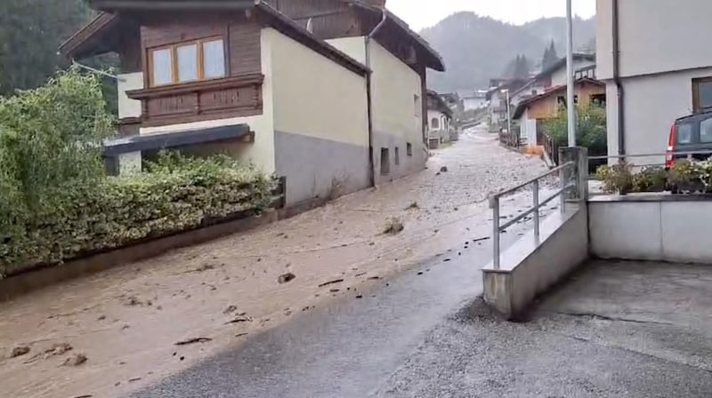 Mitten in Vomp bildeten sich Bäche.  (Bild: ZOOM Tirol)