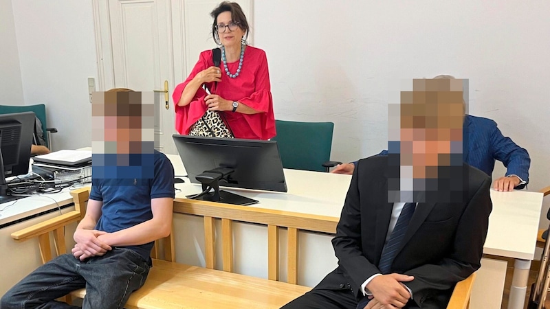 Die jugendlichen Angeklagten. Astrid Wagner (hinten) vertrat den Zweitangeklagten. (Bild: Krone KREATIV)