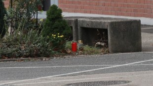 Kerzen erinnerten an der Unglücksstelle in Linz an den schrecklichen Unfall.