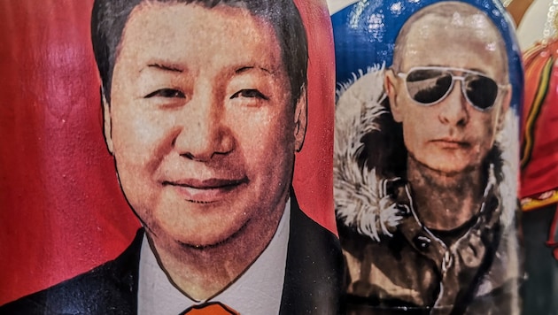 Chinese President Xi Jinping and his Russian counterpart Vladimir Putin as a "matryoshka" (traditional Russian wooden doll, ed.). (Bild: APA/AFP/Alexander NEMENOV)