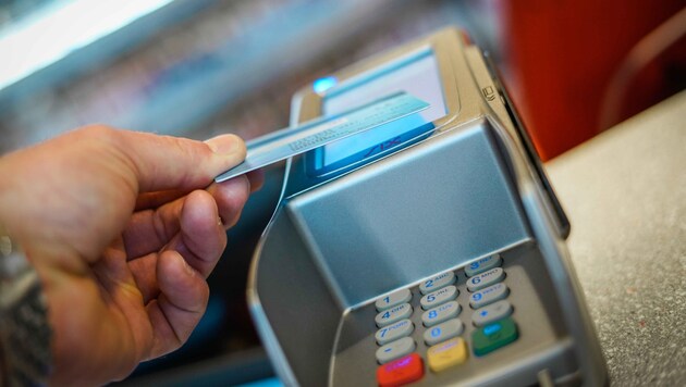 Asylum seekers should be able to use the payment card to shop and withdraw only 40 euros in cash per month. (Bild: Wenzel Markus)