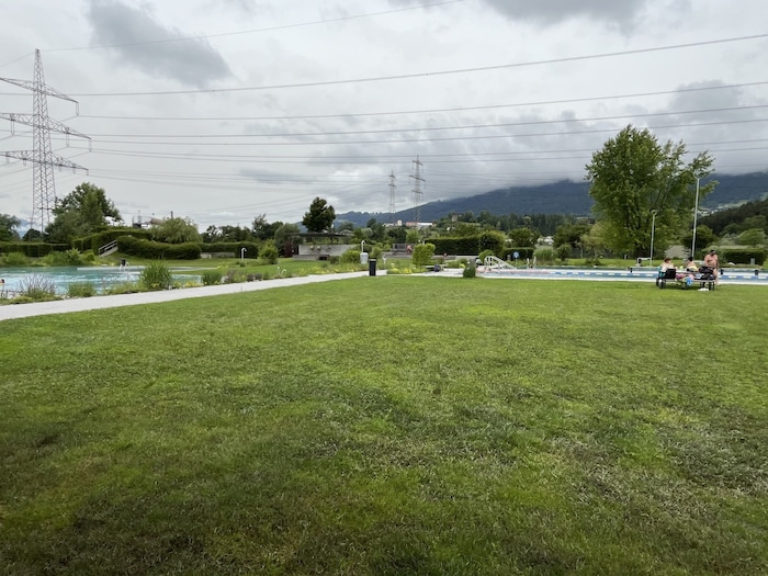 Auch im Walgaubad in Nenzing trotzen stets ein paar Unentwegte dem schlechten Wetter.