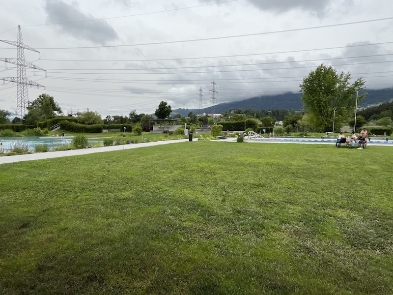 Auch im Walgaubad in Nenzing trotzen stets ein paar Unentwegte dem schlechten Wetter. (Bild: sos)