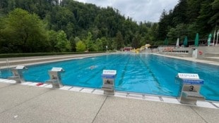 Das Waldbad Enz hat auch bei Regenwetter für ein paar Stunden geöffnet. Ein paar Stammgäste sind immer da. (Bild: sos)