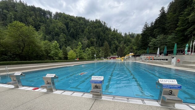 Das Waldbad Enz hat auch bei Regenwetter für ein paar Stunden geöffnet. Ein paar Stammgäste sind immer da. (Bild: sos)