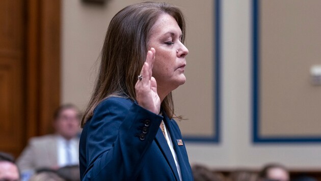 Director of the US Secret Service Kimberly Cheatle. She is sworn in here before her testimony. (Bild: ASSOCIATED PRESS)