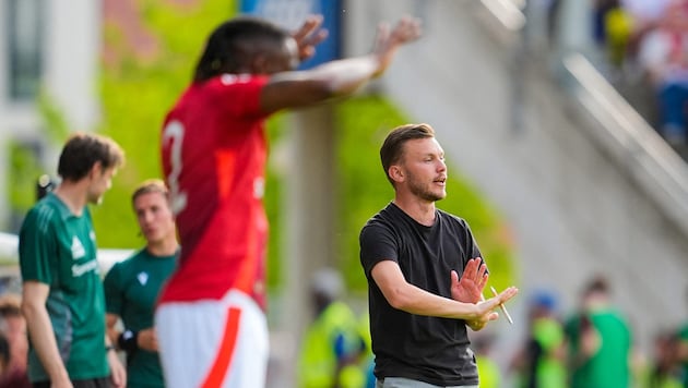 Rosenborg coach Alfred Johansson (right) did not appreciate the protest action. (Bild: AFP/APA/NTB/Ole Martin Wold)