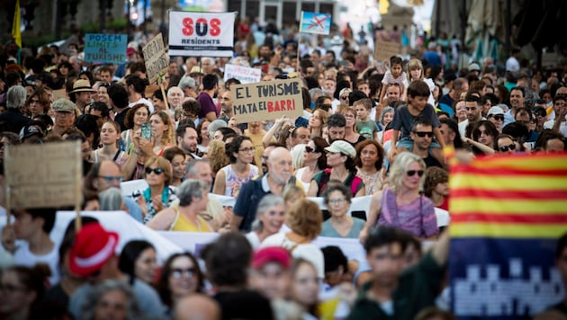 Angry citizens in Mallorca (Bild: APA/AFP/JAIME REINA)