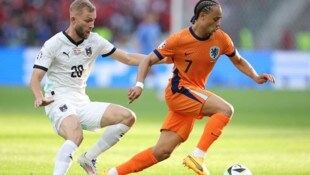 Kickt Xavi Simons (re.) schon bald mit Konrad Laimer in München?