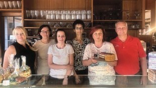 Das Personal der Konditorei Hutter mit der berühmten Franz-Klammer-Torte. Am 15. September heißt ...