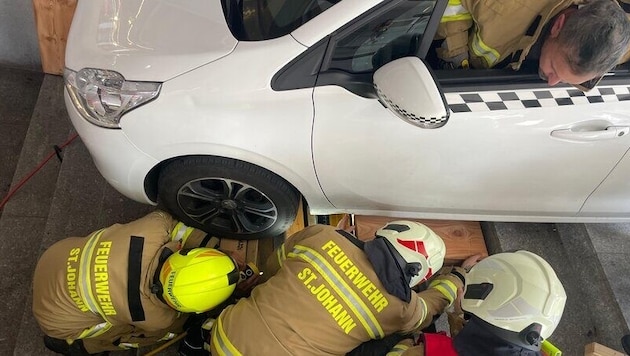 The St. Johann fire department struggled to get the car out of the stairwell. (Bild: FF St. Johann)