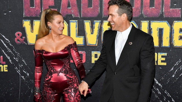 Ryan Reynolds found his wife's outfit "simply stunning!" (Bild: AP ( via APA) Austria Presse Agentur/Evan Agostini/Invision)