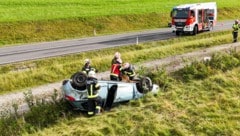 Das Auto blieb am Dach liegen. (Bild: TEAM FOTOKERSCHI / PANCHUK)