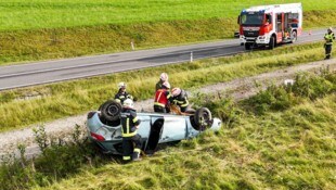 Das Auto blieb am Dach liegen.