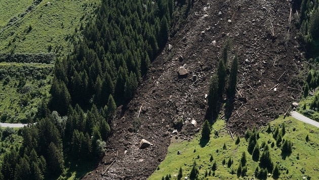 Touristen sollen den Felssturz auf der beliebten Silvretta Hochalpenstraße umwandern (Bild: Illwerke VKW)