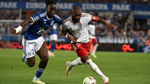 Ismael Doukoure (li.) will zum VfL Wolfsburg wechseln. (Bild: AFP/PATRICK HERTZOG)