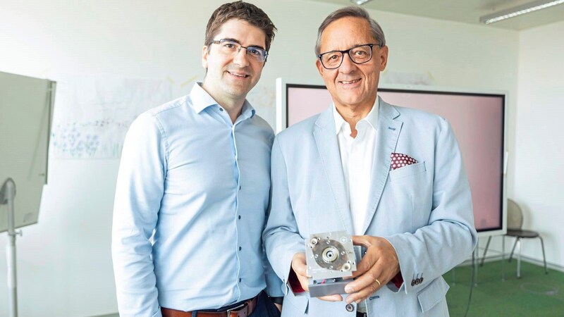 Airport-Boss Dr. Günther Ofner (re.) mit dem nun angelockten Satelliten-„Launcher“ Alexander Reissner. (Bild: Vienna Airport)