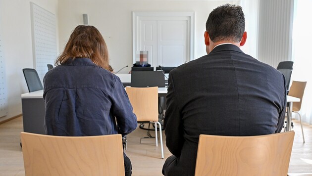 Dominik's mother and her partner before the single judge in Linz, responsible for the death of the five-year-old child (Bild: © Harald Dostal / 2024, Krone KREATIV)