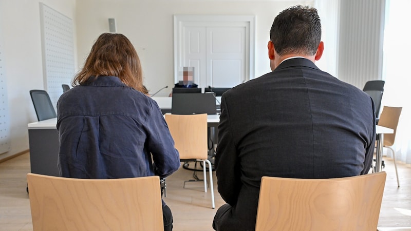 Dominik's mother and her partner appear before the single judge in Linz to answer for the death of the five-year-old child. (Bild: © Harald Dostal / 2024, Krone KREATIV)