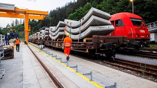 Im Gegensatz zum benachbarten Baulos H41 (Sillschlucht-Pfons) können die Tübbinge im Baulos H53 (Pfons-Brenner) nicht direkt auf der Baustelle hergestellt werden. Eine Firma in Bayern produziert die Elemente, die per Bahn angeliefert werden. (Bild: JAN HETFLEISCH)