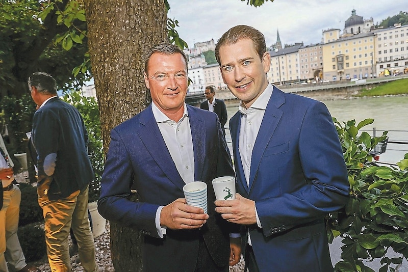 Bereits letztes Jahr luden der Top-Unternehmer Markus Friesacher und Alt-Kanzler Sebastian Kurz zu „Schinkenfleckerl und Gin Tonic“ an die Salzach. (Bild: Markus Tschepp)