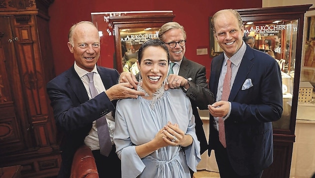 Every year, the Köchert family of jewelers (pictured with ex-Buhlschaft Verena Altenberger and expensive jewelry) invites guests to Lake Fuschl. (Bild: Markus Tschepp)