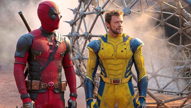 Dieses Bild lässt die Herzen unzähliger Marvel-Fans höher schlagen: Im neuen Film trifft Deadpool (Ryan Reynolds, links) auf Wolverine (Hugh Jackman). (Bild: © 2024 20th Century Studios / © and ™ 2024 MARVEL.)