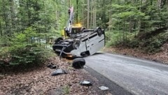 Das Fahrzeug überschlug sich in einem Waldstück (Bild: FF St. Ruprecht an der Raab)