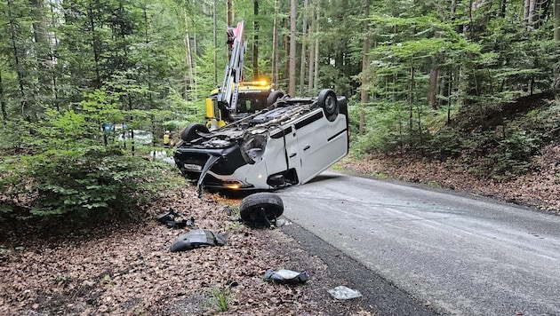 The vehicle overturned in a wooded area (Bild: FF St. Ruprecht an der Raab)