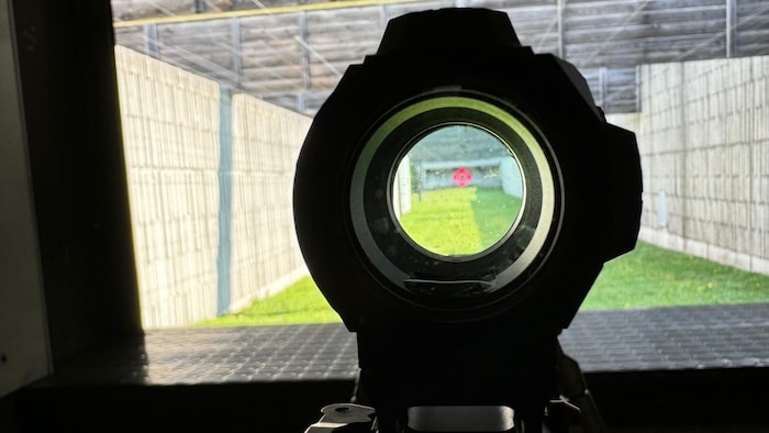 Blick durch das Holo-Visier auf die Scheibe in 100 Metern Entfernung. Mit freiem Auge ist das ...
