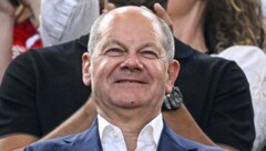 Deutschlands Bundeskanzler Olaf Scholz beim Fußballspiel Deutschland-Dänemark in Dortmund (Bild: AFP/Ina Fassbender)