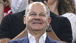 Deutschlands Bundeskanzler Olaf Scholz beim Fußballspiel Deutschland-Dänemark in Dortmund (Bild: AFP/Ina Fassbender)