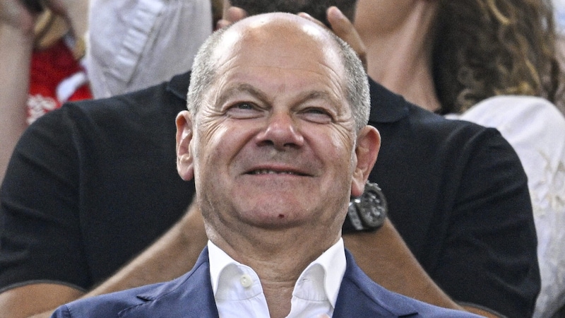 Scholz beim Spiel Deutschland-Dänemark (Bild: AFP/Ina Fassbender)